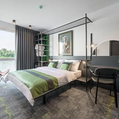Joy 5 & Hotell 4*