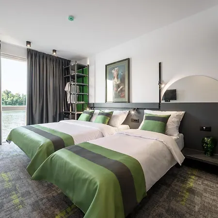 Joy 5 & מלון בלגרד