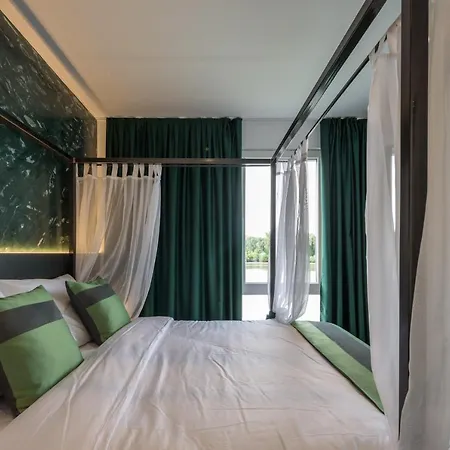 Joy 5 & מלון בלגרד