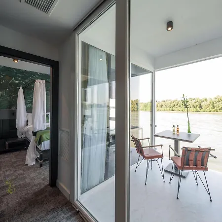 Joy 5 & Hotel Bělehrad