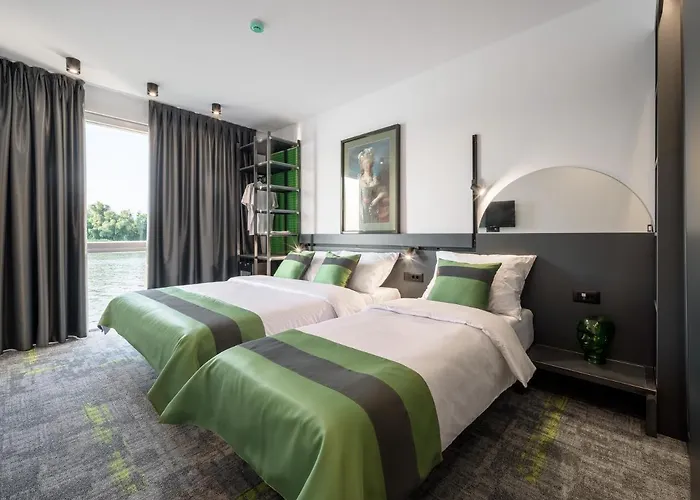 Joy 5 & Ξενοδοχείο Βελιγράδι